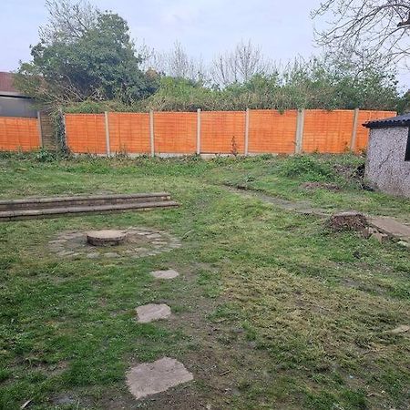 Quiet Family Home Tettenhall Екстериор снимка