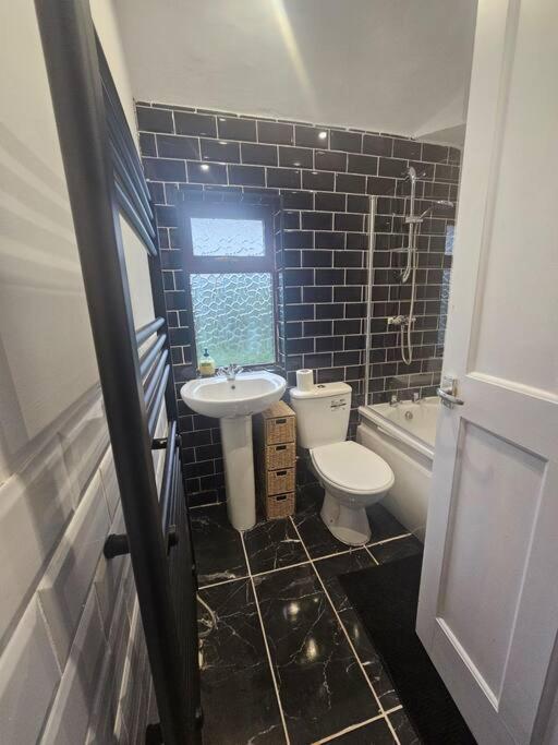 Quiet Family Home Tettenhall Екстериор снимка